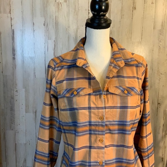 COLUMBIA like new ladies button down. Size Small - Picture 2 of 4